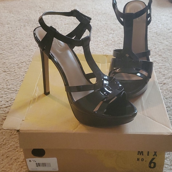 Mix No. 6 'Taylla' Black Patent Pump - Picture 2 of 7